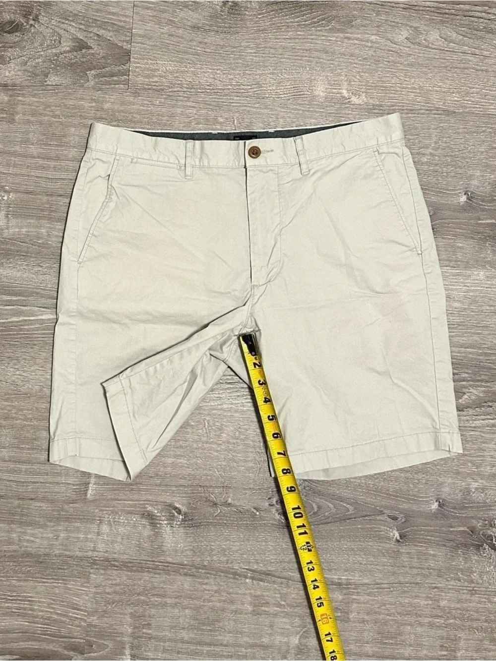 Men’s J. crew Cream Shorts Size 33